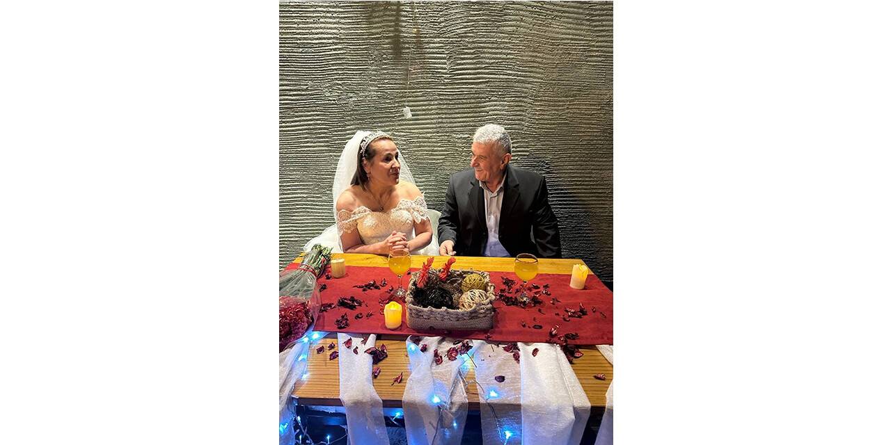 5 torun sahibi çift 40. evlilik yıl dönümünde herkesi şaşırttı