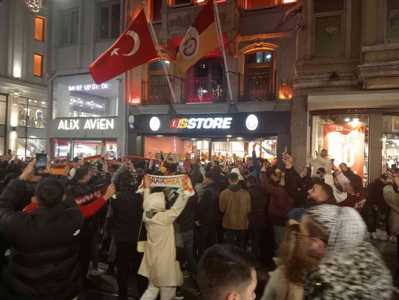 Galatasaray taraftarları Taksim Meydanı’nda kutlama yaptı