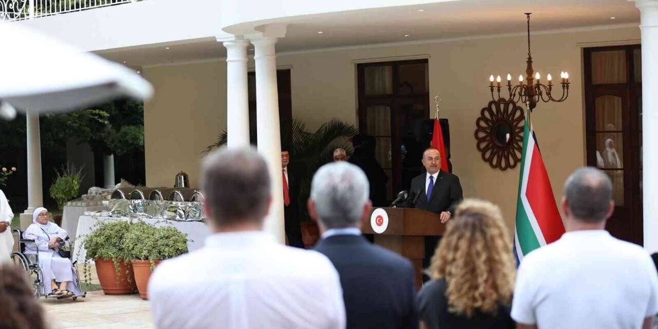 Dışişleri Bakanı Çavuşoğlu, Cape Town’da Türk vatandaşlarıyla bir araya geldi