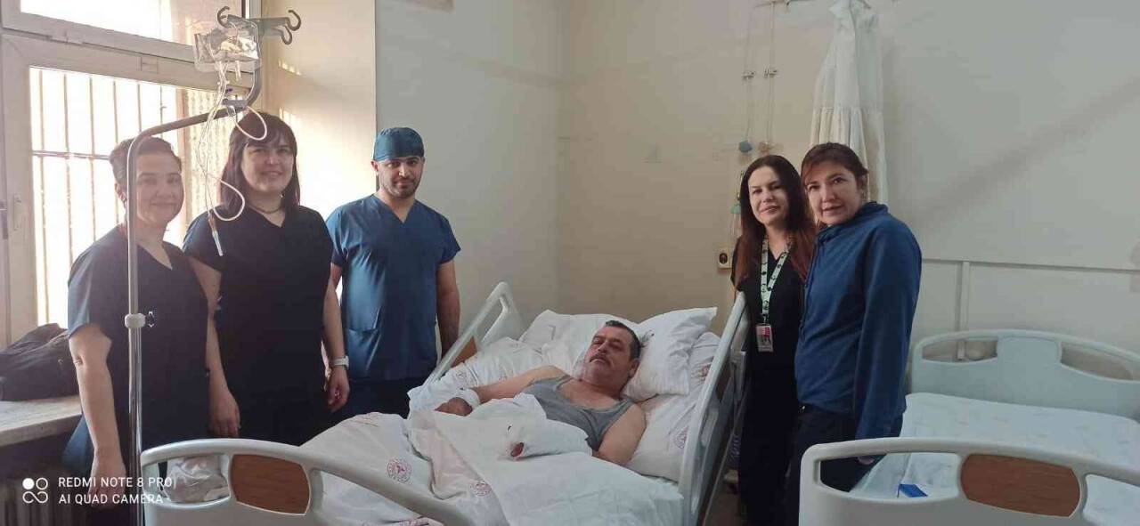 Hızar makinesine elini kaptıran işçi,  parmaklarına kavuştu