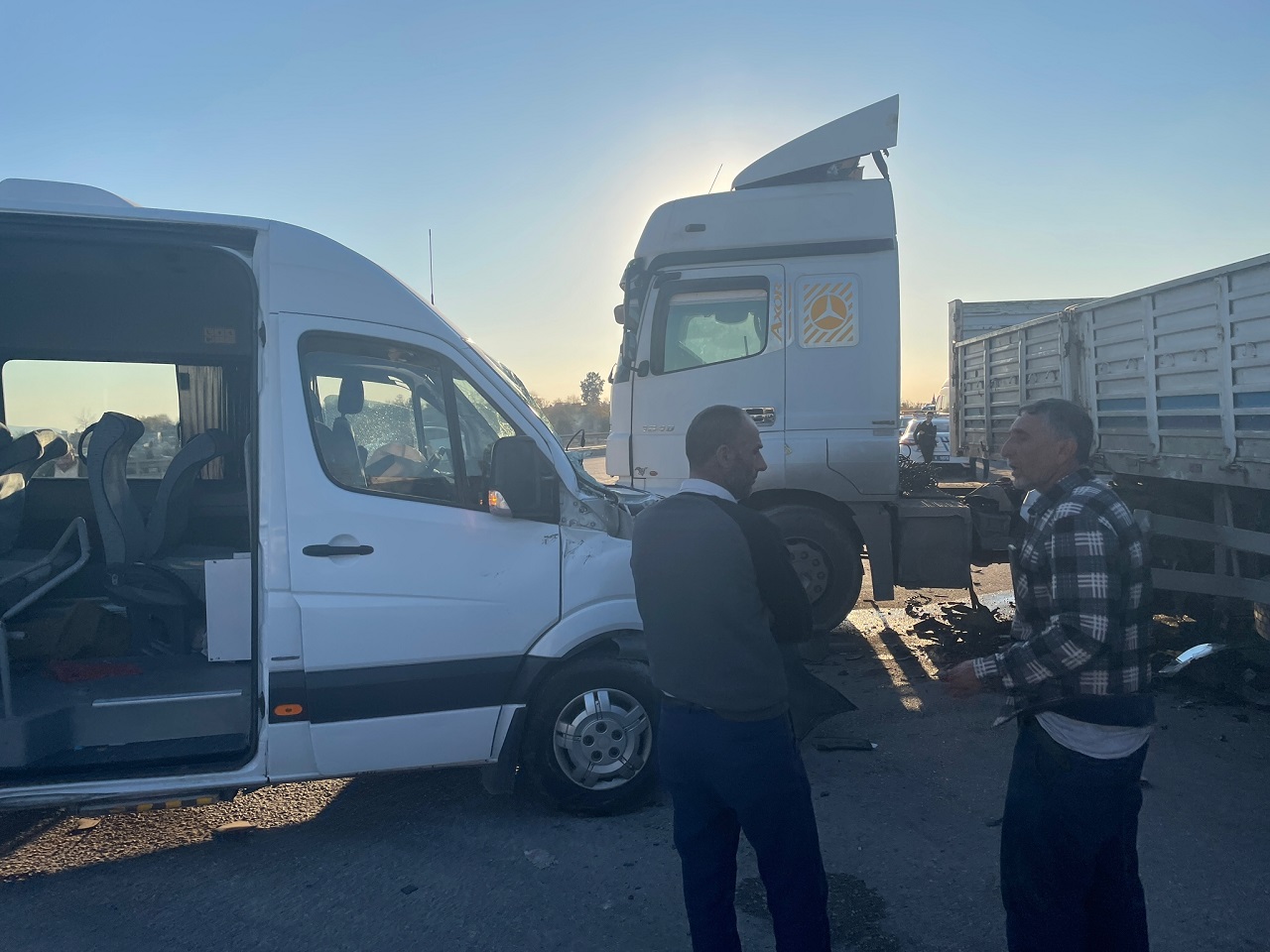 Adana'da tırla  minibüs çarpıştı: Yaralılar var