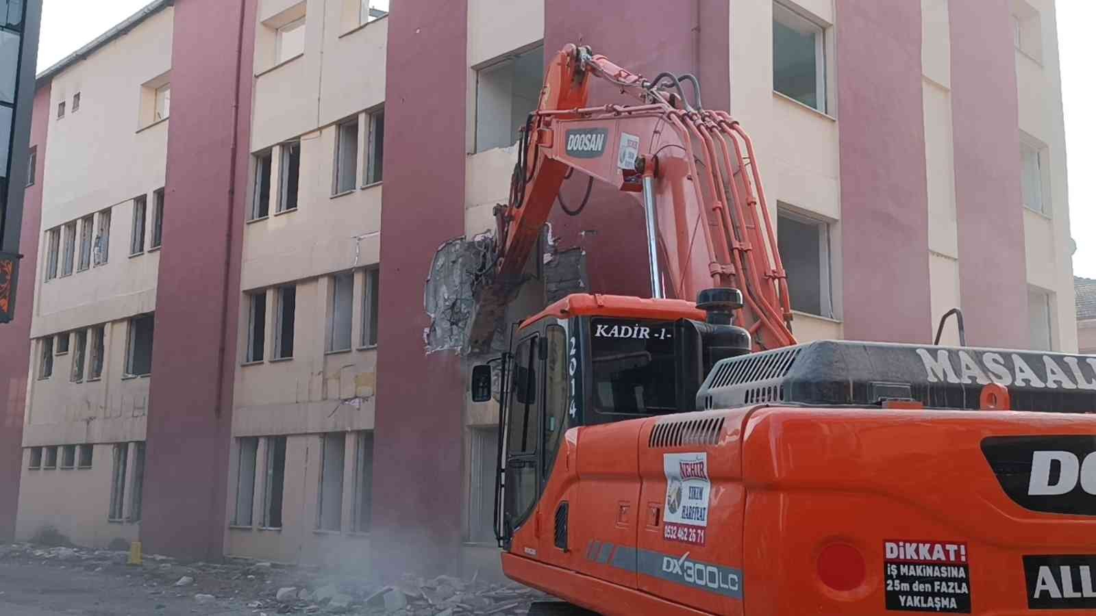 Düzce depreminde ağır hasar alan binaların yıkımı devam ediyor