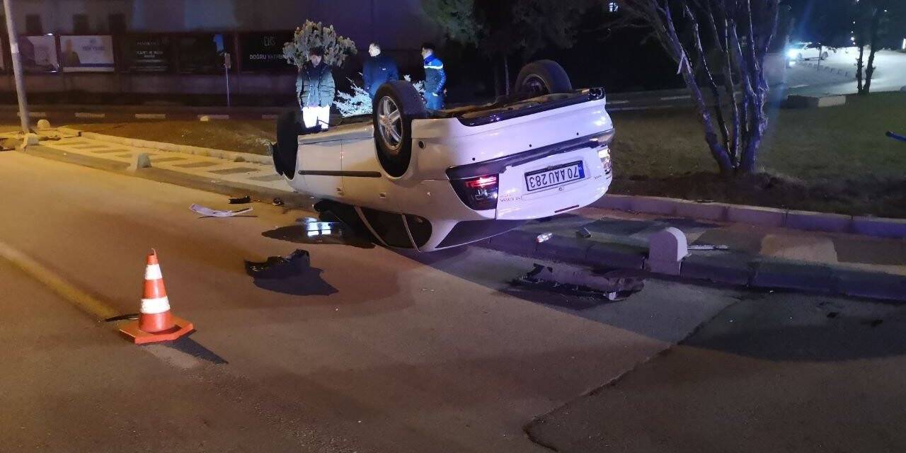 Hafif ticari araçla çarpışan otomobil kaldırıma devrildi: 3 yaralı