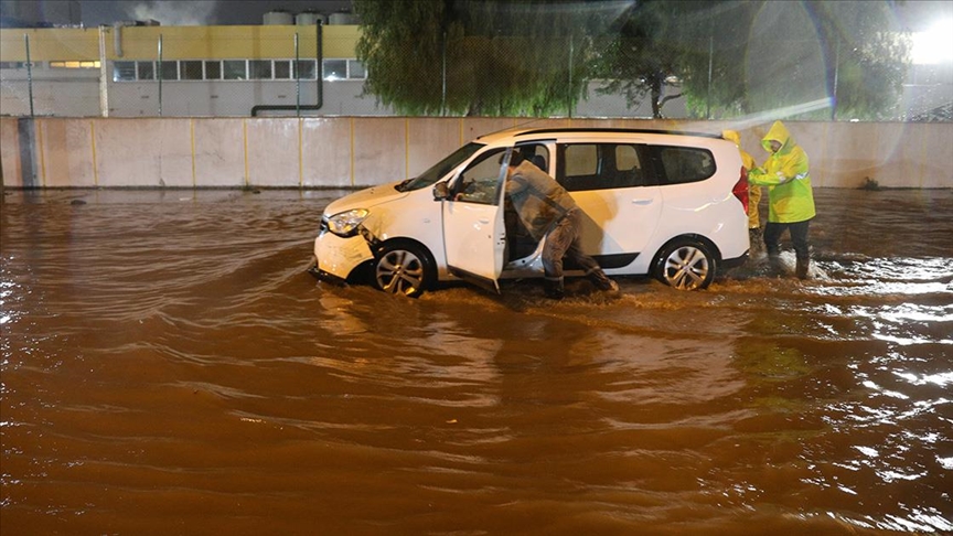 İzmir'de sağanak, su baskınlarına neden oldu