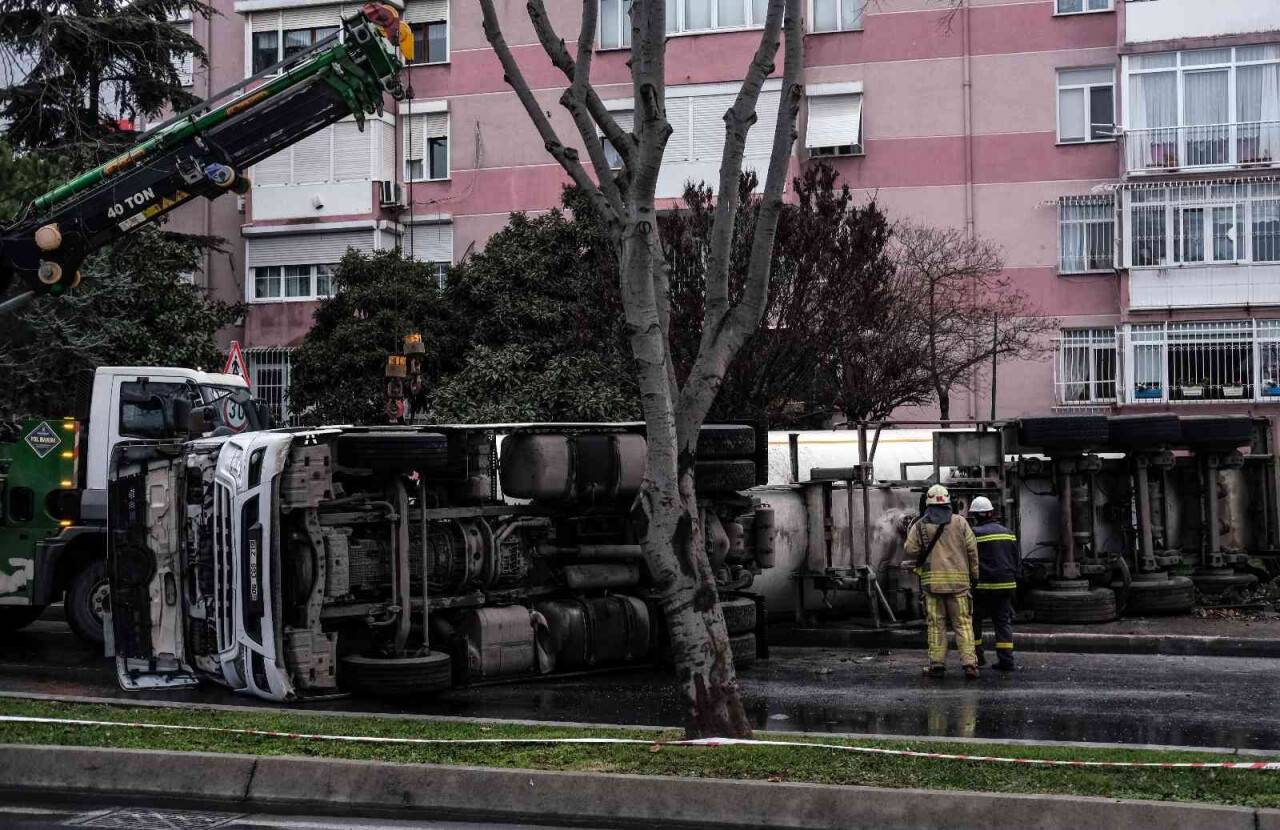 Devrilen LPG yüklü tanker 6 saat sonra yoldan kaldırıldı