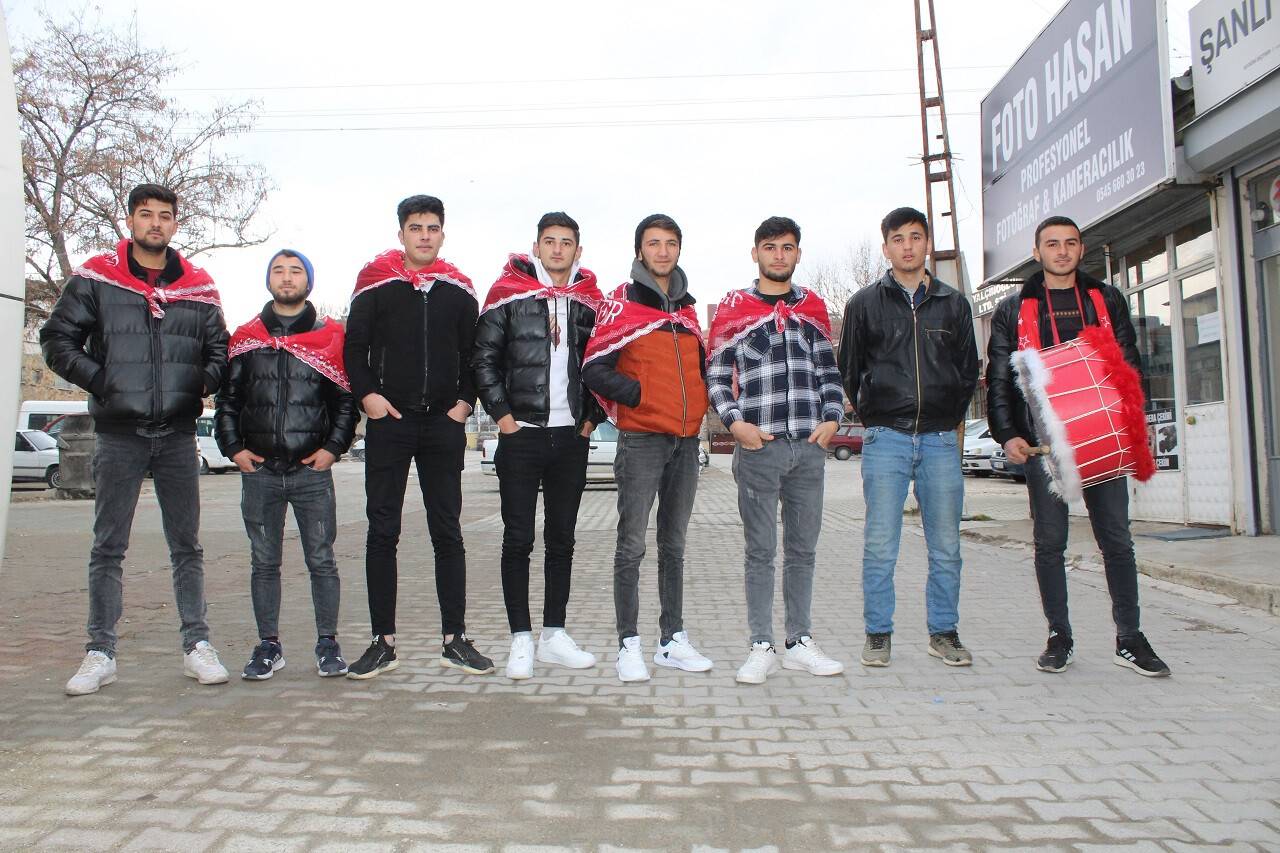 Askere giden gençler uğurlandı