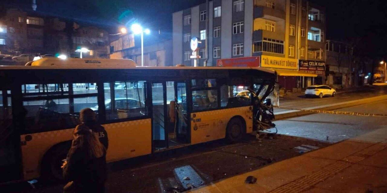 Ümraniye’de İETT otobüsü ile otomobil çarpıştı: 1’i ağır 5 yaralı