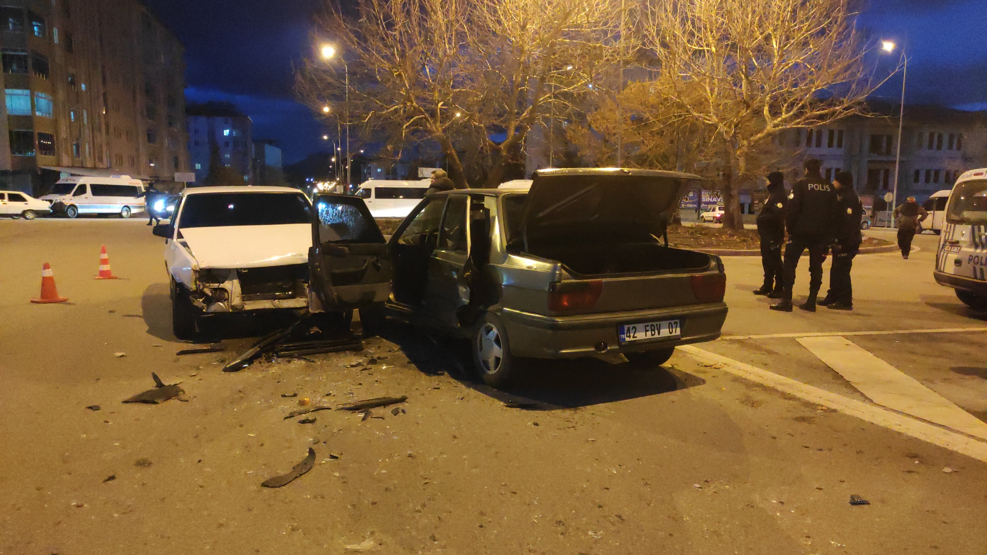 Konya'da arabalar kafa kafaya çarpıştı: 1 yaralı