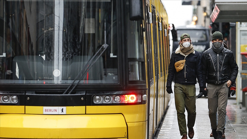 Almanya'da uzun mesafeli toplu taşımada maske zorunluluğu kalkıyor