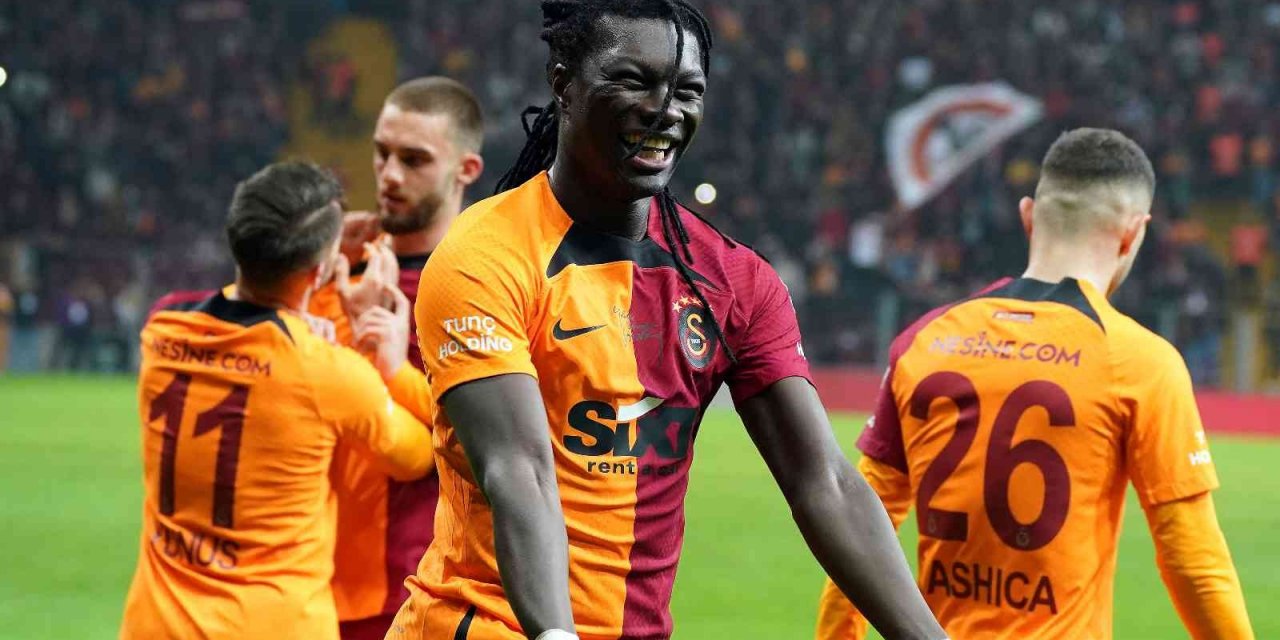 Bafetimbi Gomis giriyor, atıyor