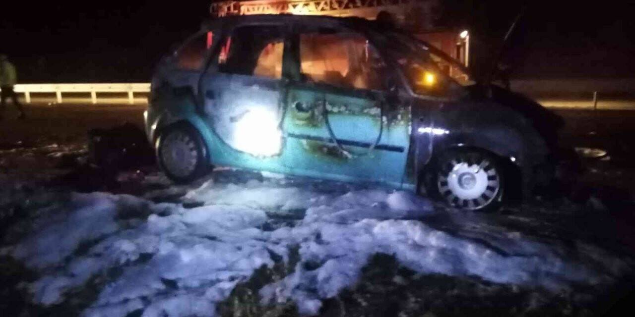 Seyir halindeki otomobil alev topuna döndü