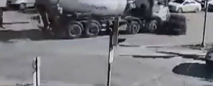 Beton mikseri otomobili  altına aldı