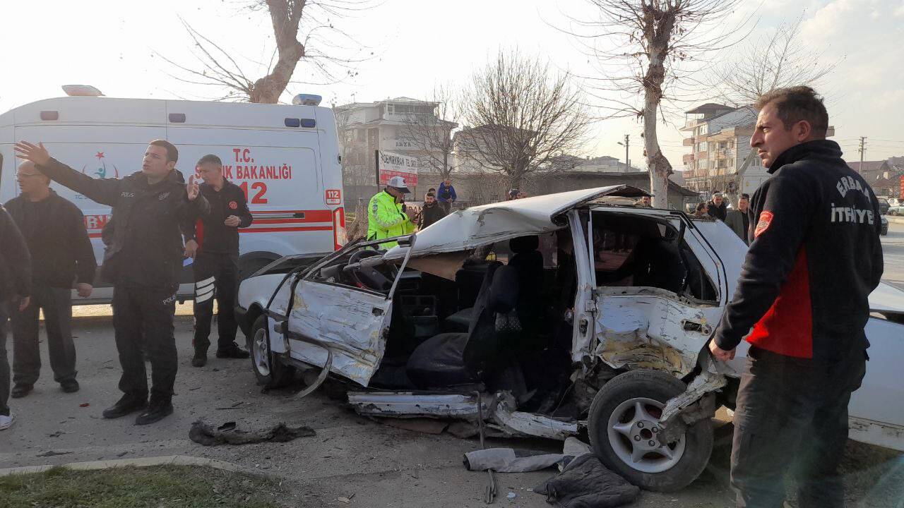 Hurdaya dönen araçtan yaralı olarak çıktı