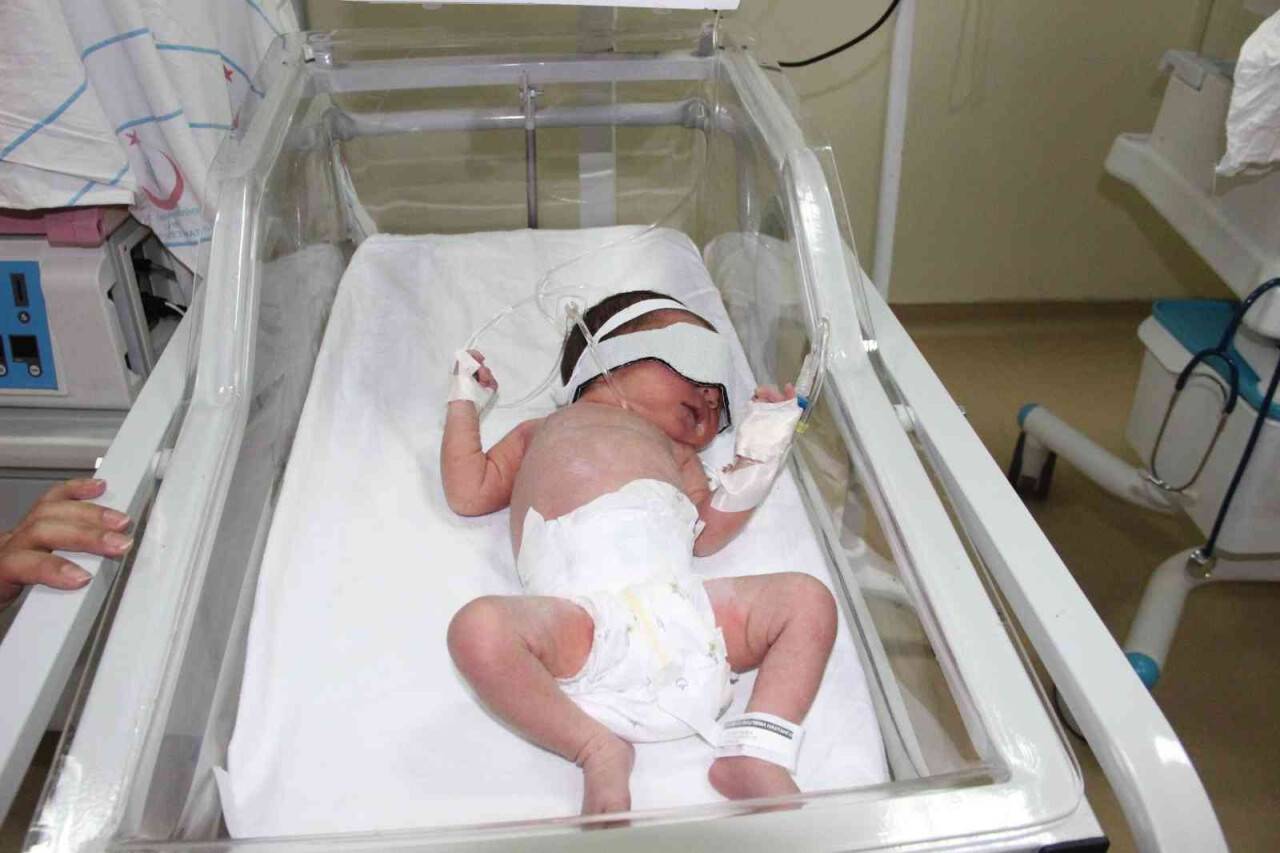 10 günlük bebeği cami kapısına terk eden anne aranıyor