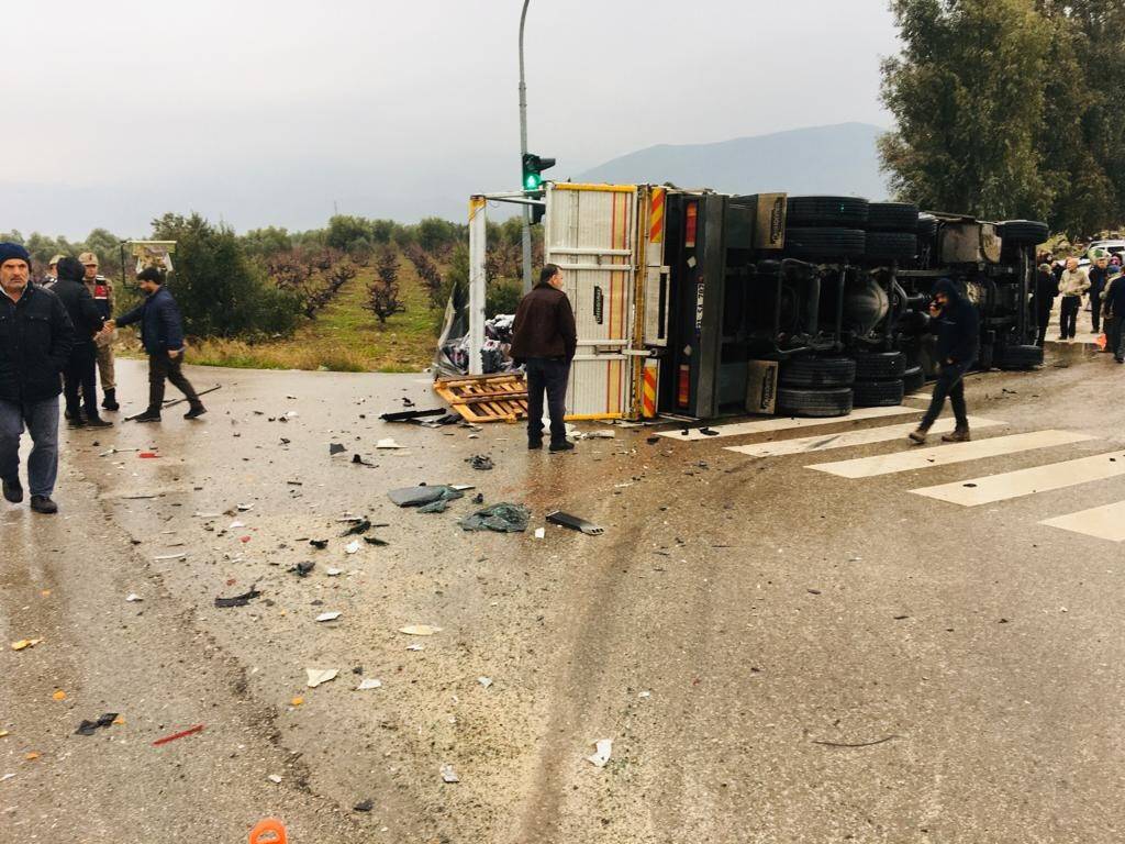 Hatay’da öğrenci servisi ile tır çarpıştı: Yaralılar var