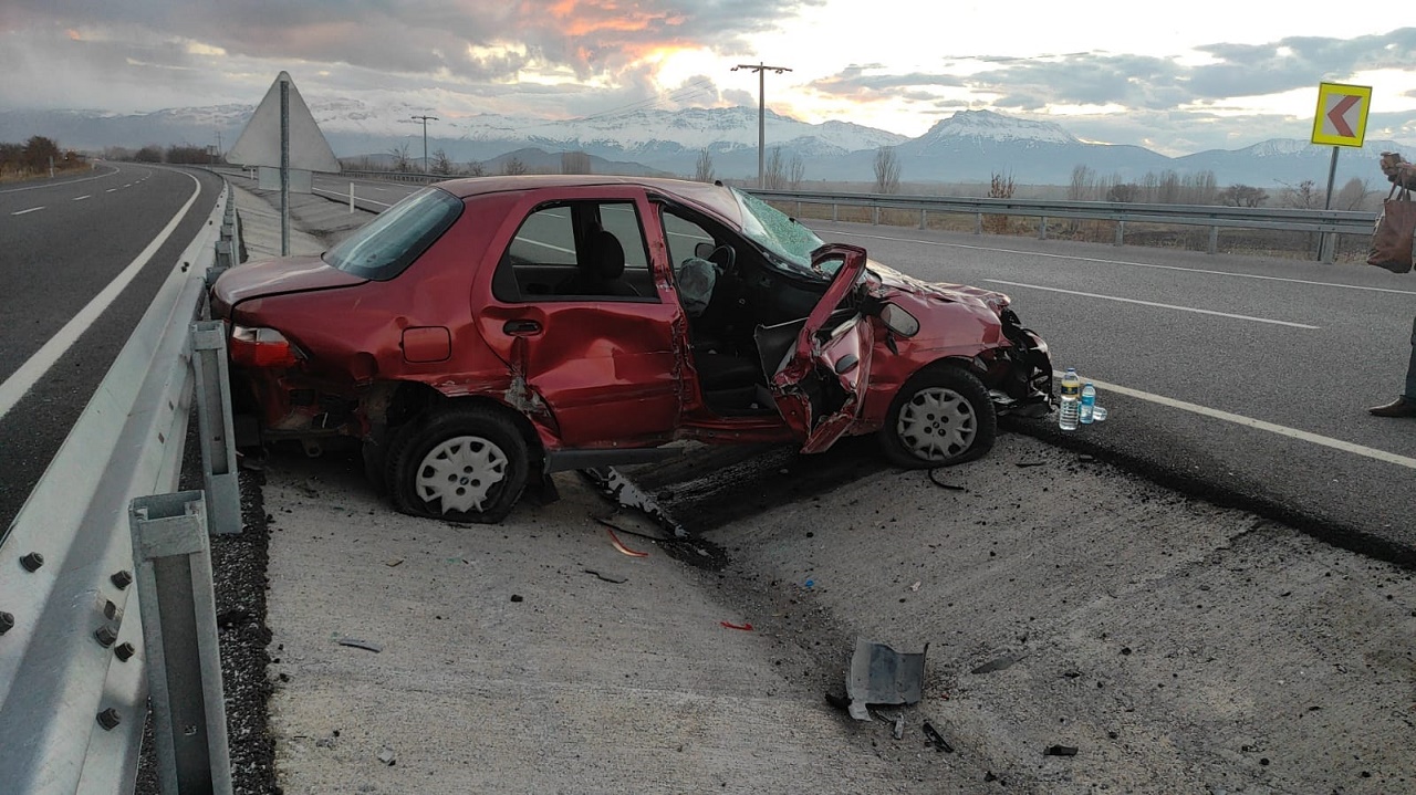 Konya'da bariyerlere çarpan otomobilin sürücüsü ve yanındaki yolcu yaralandı