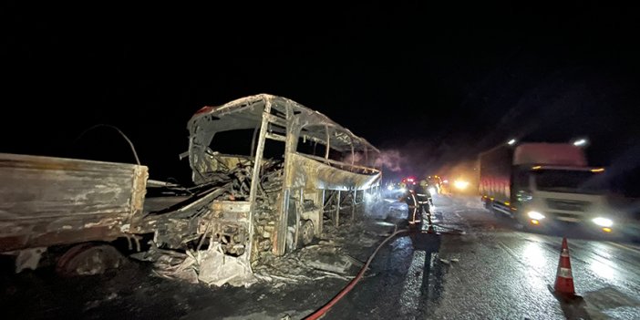 Otobüsün tıra çarpması sonucu 3 kişi öldü, 23 kişi yaralandı