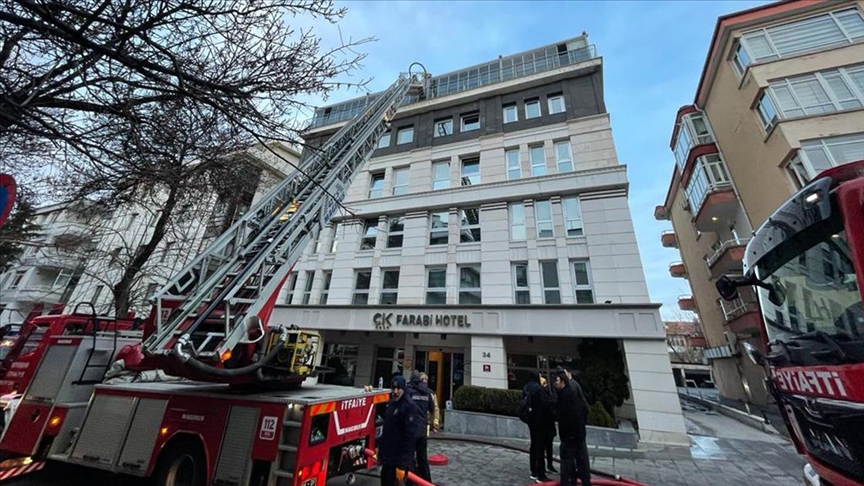 Başkentte bir otelin çatısında çıkan yangın hasara yol açtı