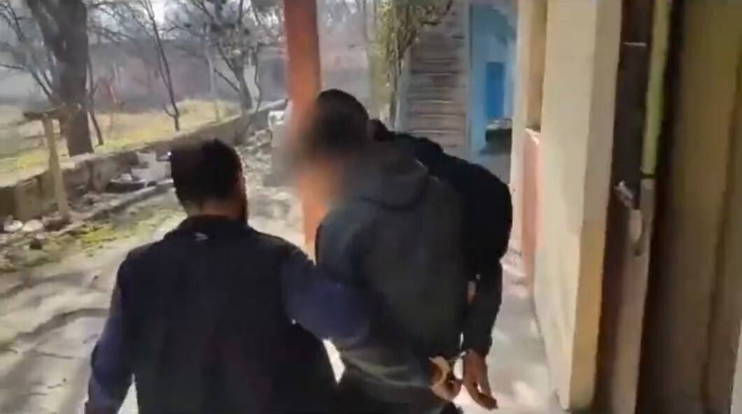 Çaldıkları araca yakıt aldılar, parasını ödemeden kaçtılar