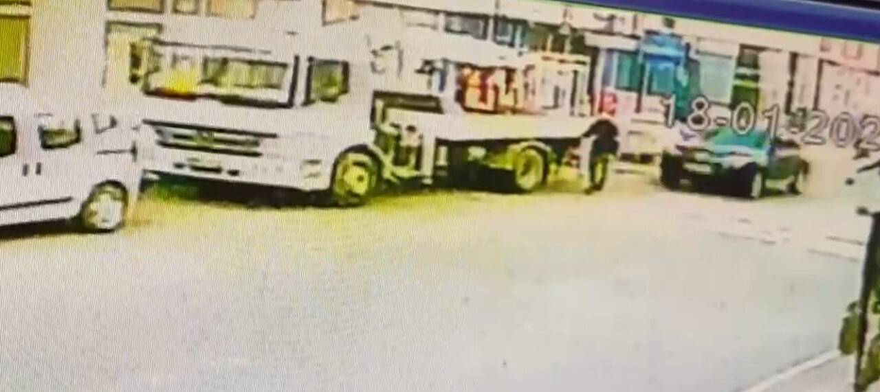 Seyir halindeki aracın çarptığı kişi hayatını kaybetti