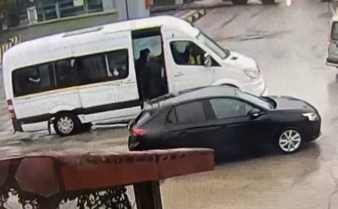 Servis şoförü aracı durdurup öğrencileri tokatladı