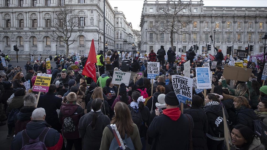 Londra’da hükümetin sağlık politikası  protesto edildi