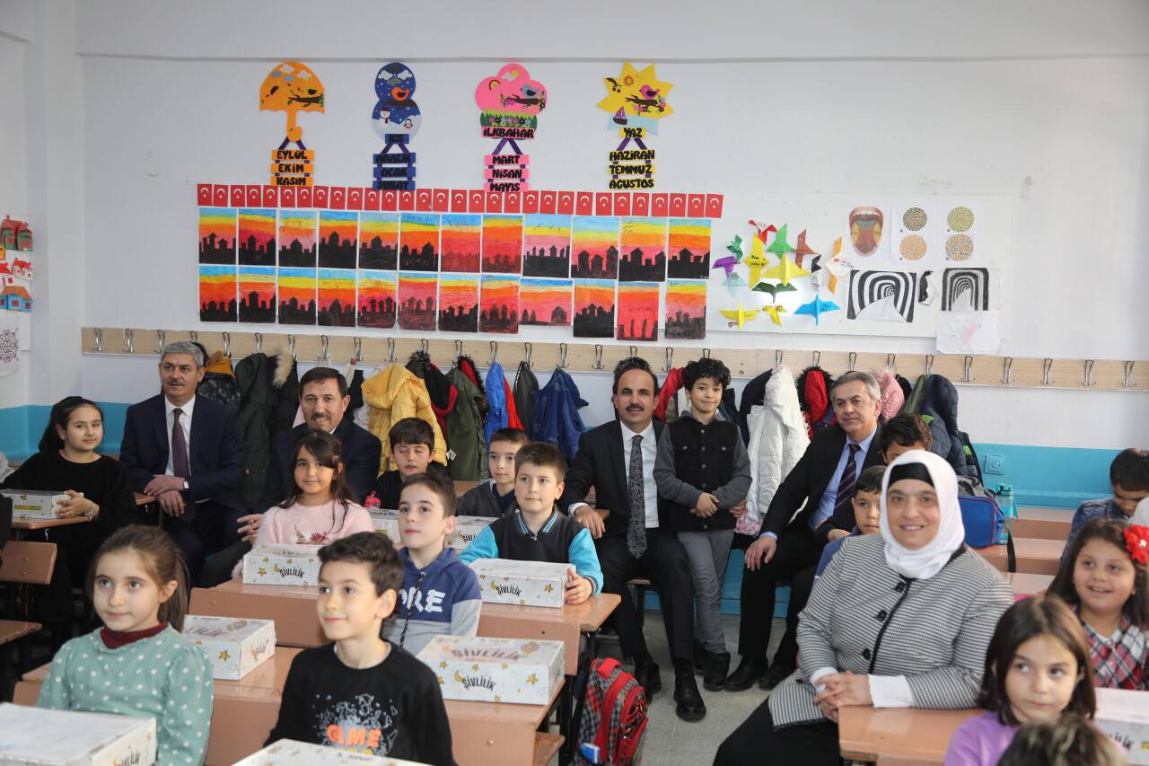 Konya'da 200 bin öğrenci karneleriyle birlikte şivlilik hediyelerini aldı