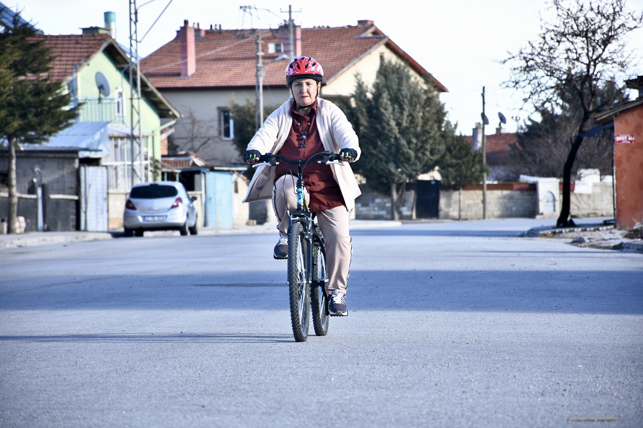 Bisiklet sürmeyi öğrenmek için 67 yaşında kursa gitti