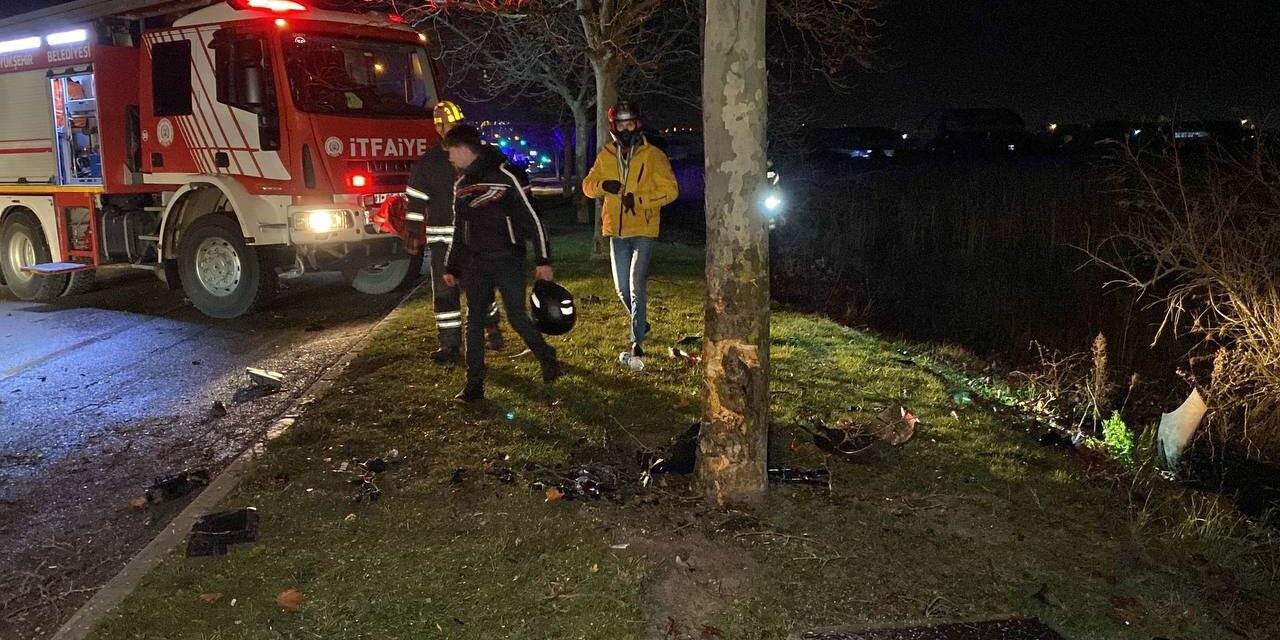 Kayganlaşan yolda otomobil ağaca çarpıp 10 metre sürüklendi: 1 yaralı