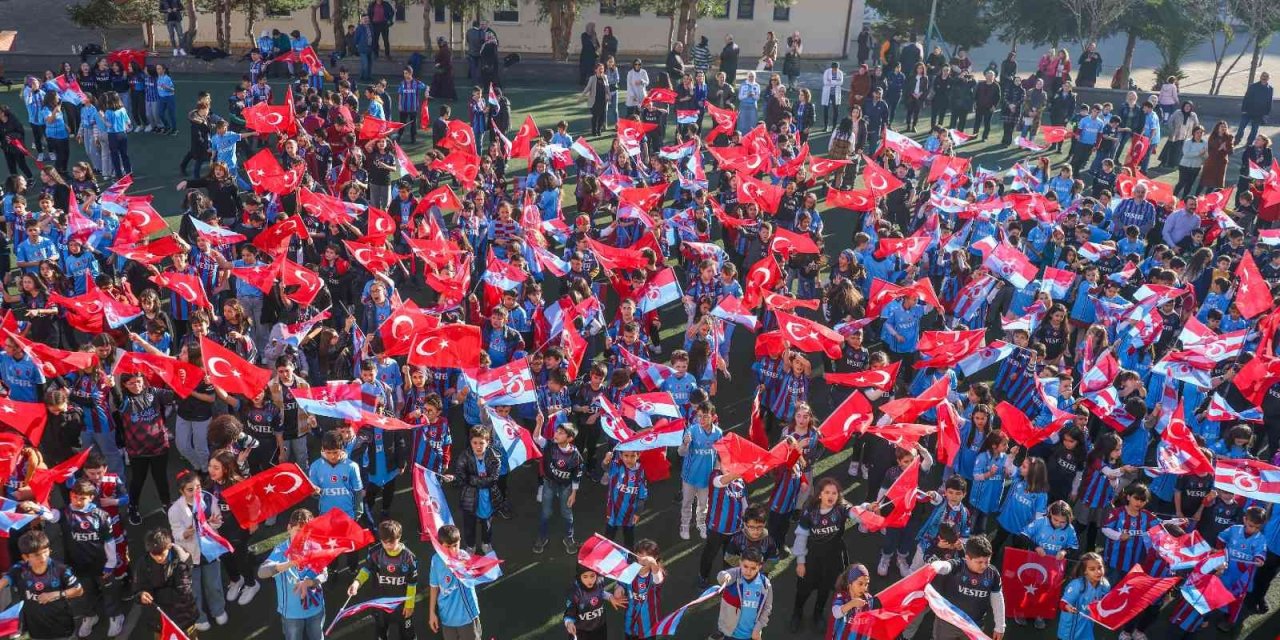 Ağaoğlu, öğrencilere 10 bin forma hediye etti