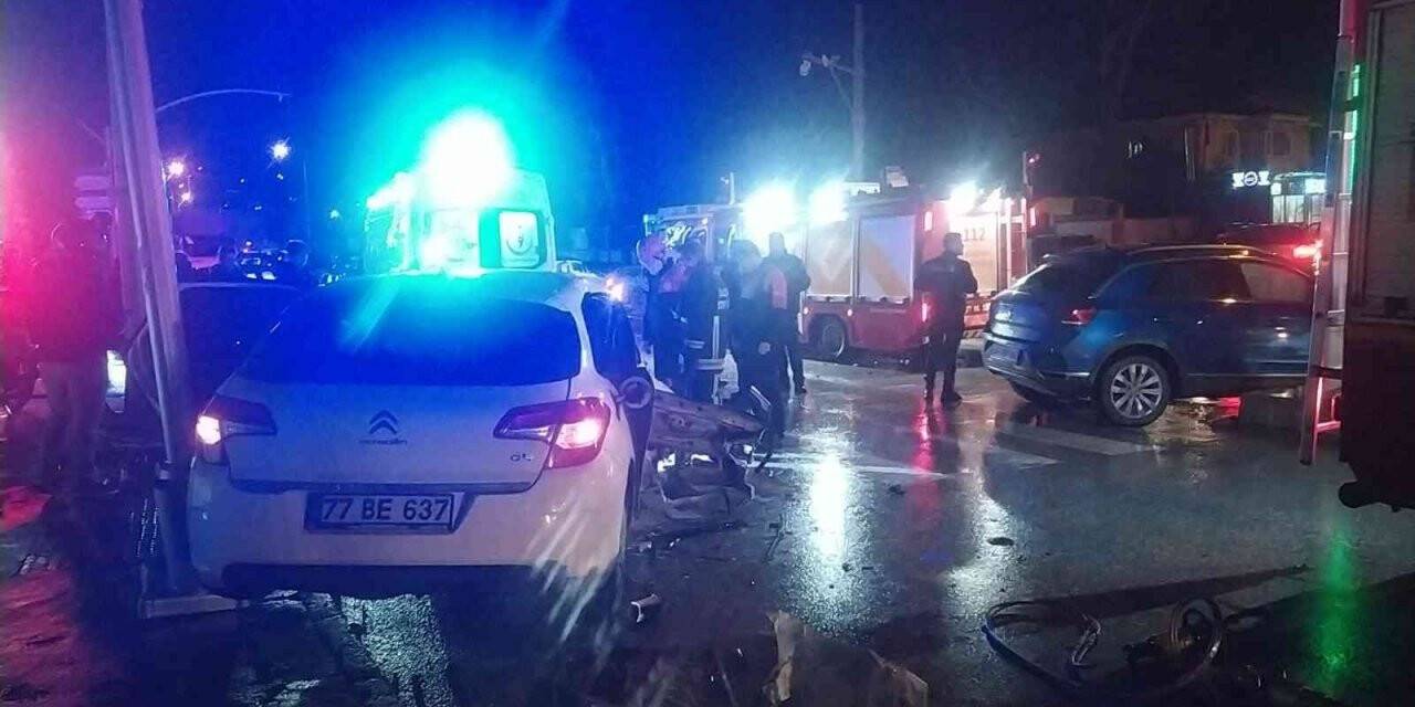 Yalova’da iki otomobil çarpıştı: 1’i ağır 4 yaralı