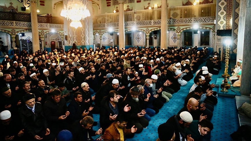 İsveç'te ki olaylara  tepki amacıyla 90 bin camide sabah namazı vaktinde Kur'an-ı Kerim okundu