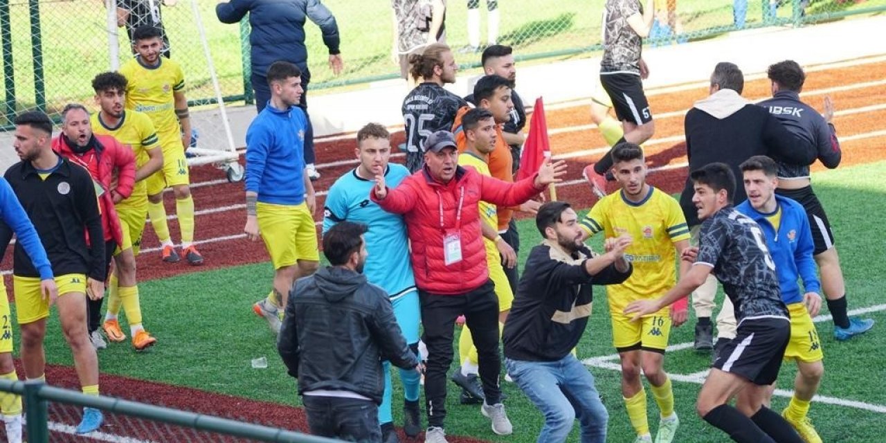 İzmir yine maçta karıştı, taraftarlar sahaya girdi