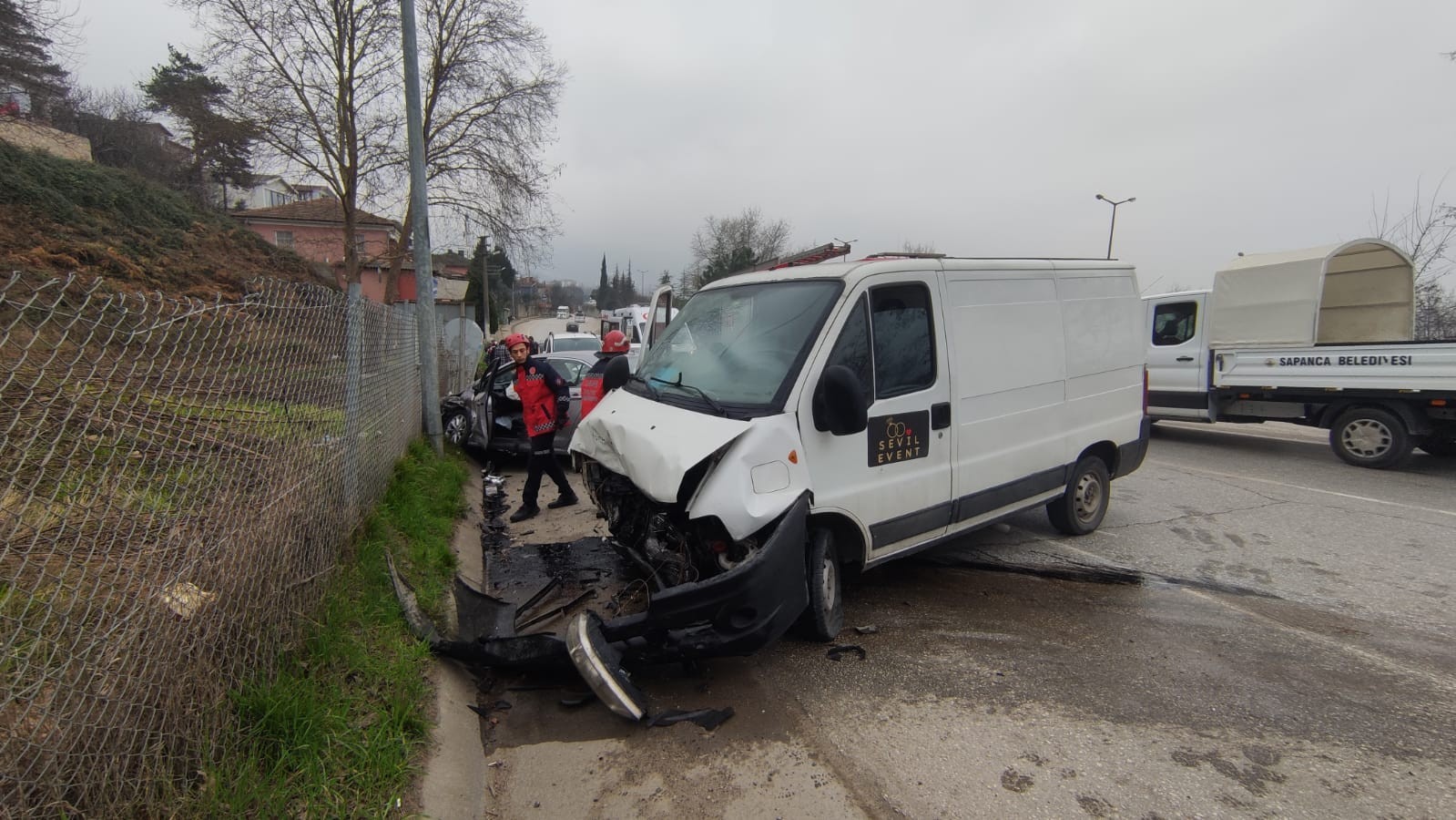 Minibüs ile otomobil kafa kafaya çarpıştı: 4  yaralı