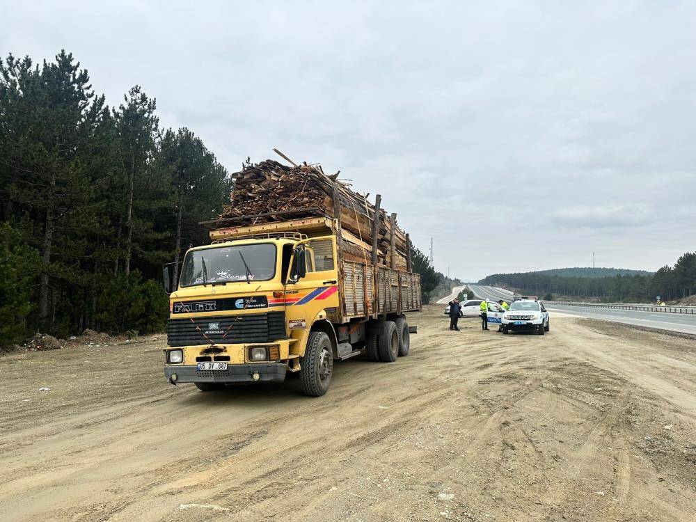 Yola kereste saçan kamyonu polis durdurdu, ormana kaçan sürücüsü kayıplara karıştı