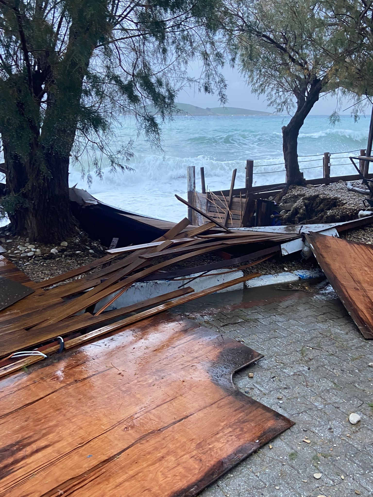 Datça’da fırtına  yüzünden restoranın çatısı çöktü
