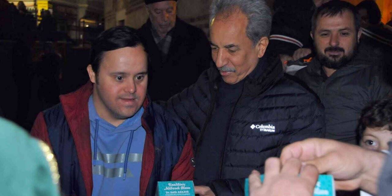 Akşehir Belediyesi’nden kandil simidi ikramı