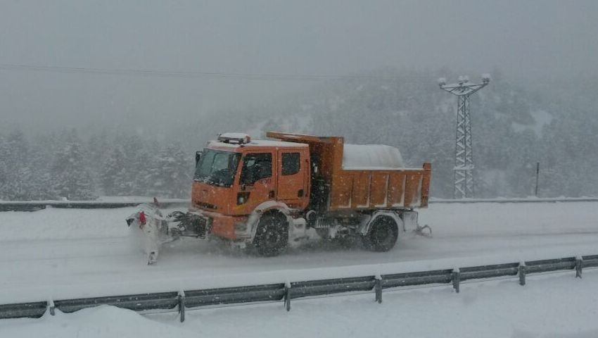 Antalya-Konya Kara Yolu'nda kar! Kalınlığı 20 santime ulaştı