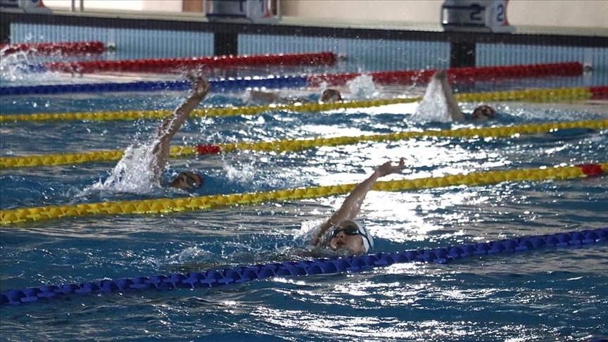 Yüzme sporcusu öğrenciler, yarıyıl tatilinde güç depoluyor