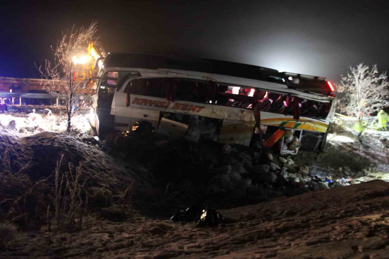 Kayseri'de yolcu otobüsü şarampole devrildi :4 kişi öldü, 24 yaralı