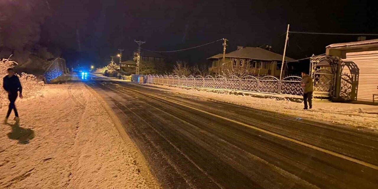 Gece yarısı sokakta kartopu oynadılar