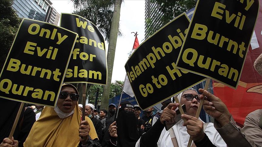 Endonezyalı Müslümanlar Kur'an-ı Kerim'in yakılmasını protesto etti