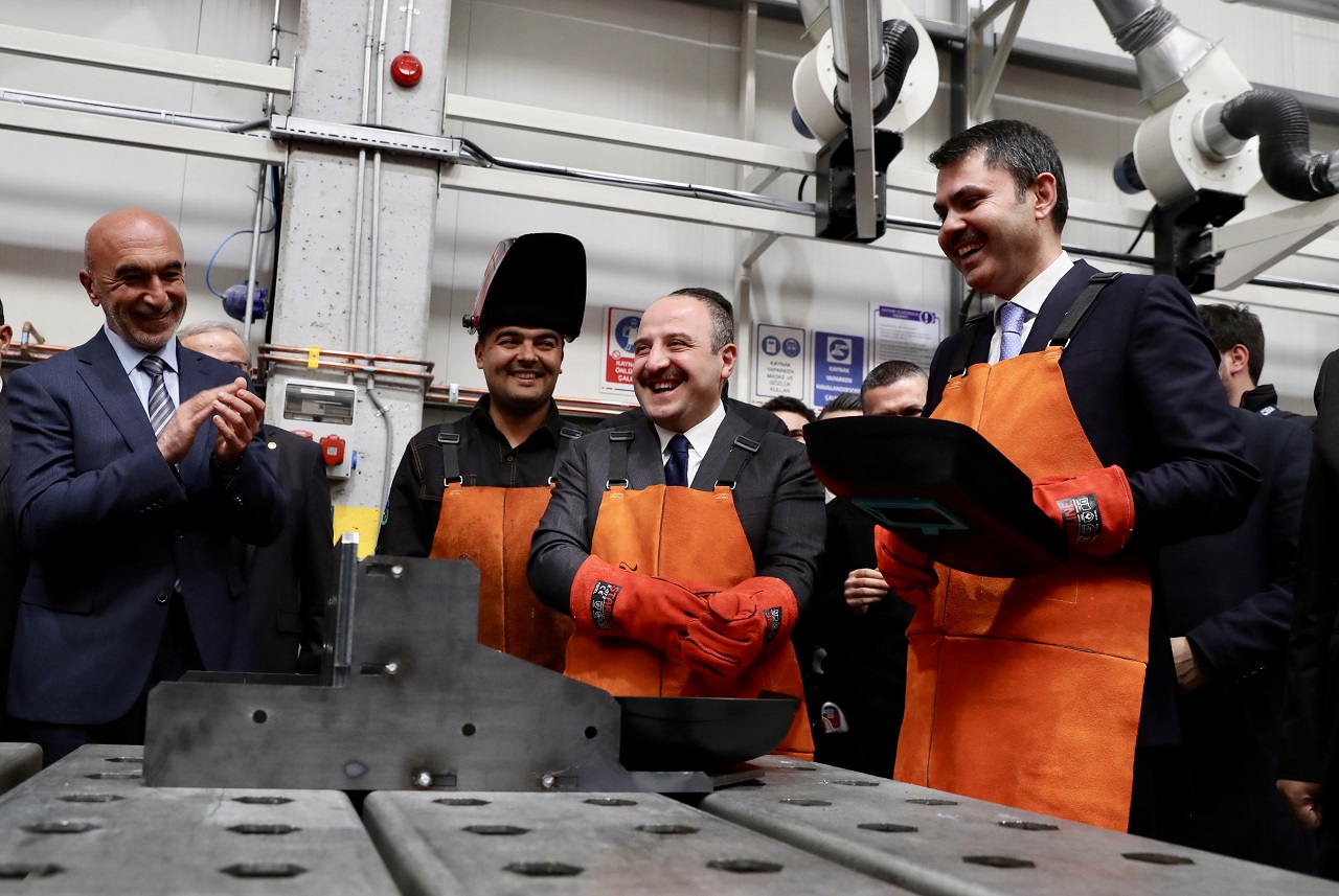 Bakan Varank ve  Kurum Konya'daki fabrikanın üretim hatlarını gezdi, kaynak işlemini yaptı