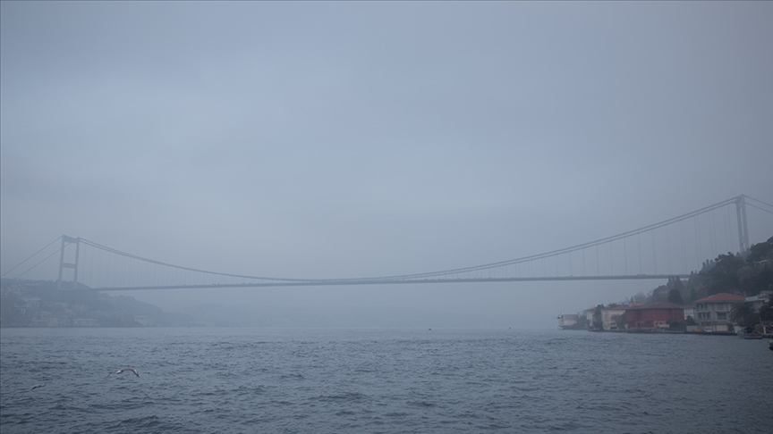 İstanbul Boğazı’ndaki yoğun sis nedeniyle gemi trafiği çift yönlü olarak askıya alındı