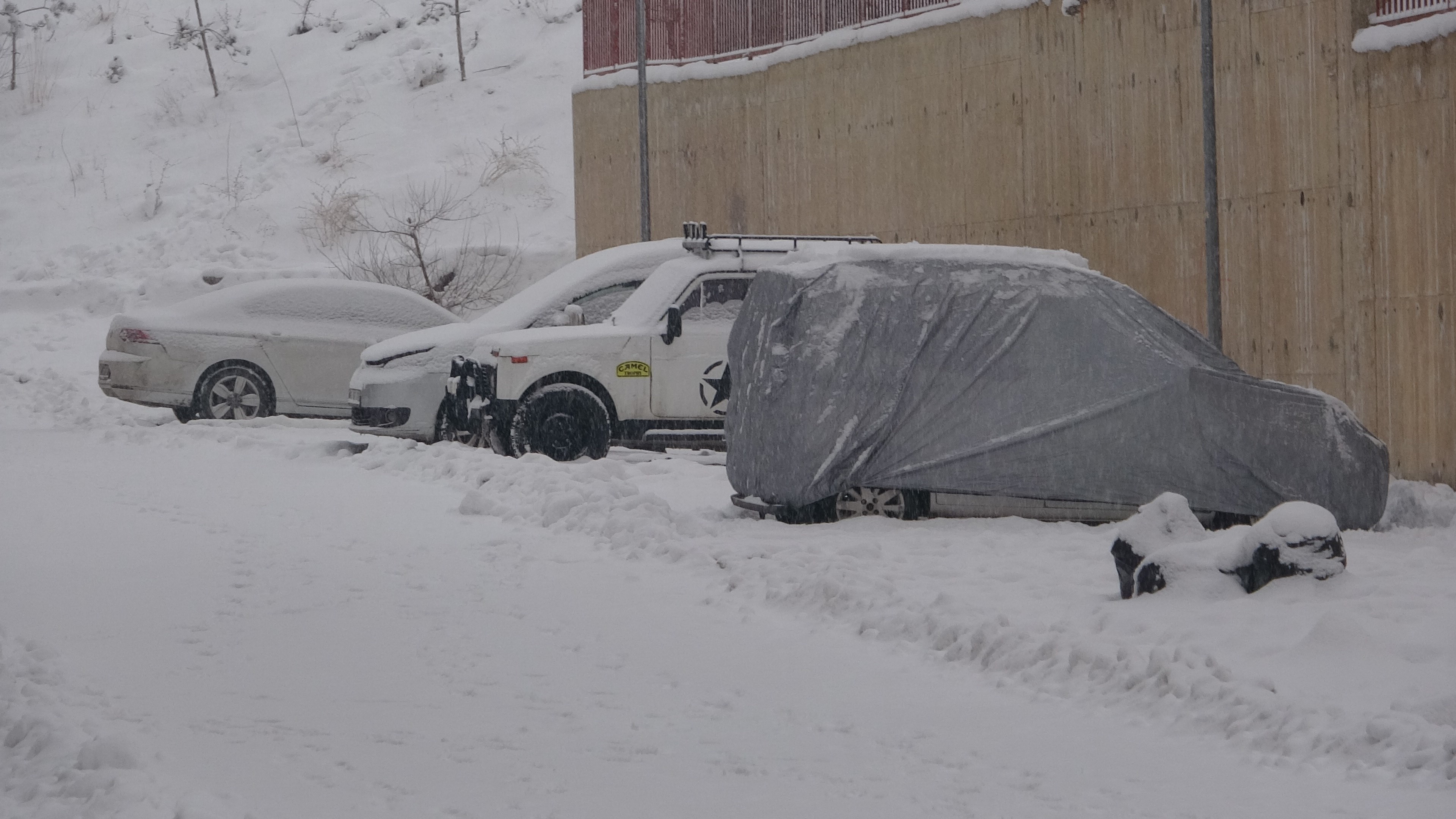 Yüksekova’da kar yağışı hayatı olumsuz yönde etkiliyor