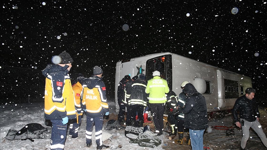 Tokat'ta yolcu otobüsü devrildi: 1 ölü , 15 yaralı