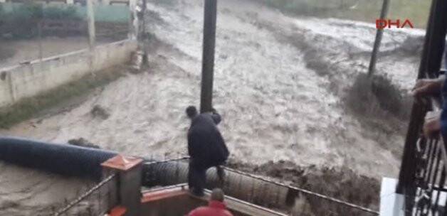 Sel dehşeti kamerada! VİDEO