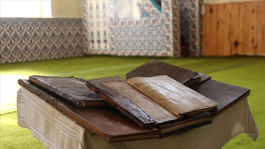 Köy camisindeki yüzlerce yıllık el yazması Kur'an cüzleri korumaya alındı