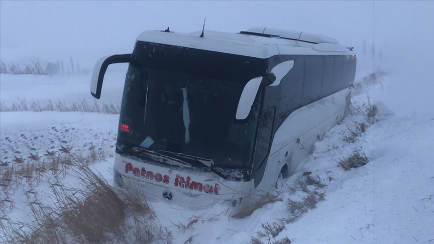 Erzincan'da otobüs kara saplandı yolcular mahsur kaldı