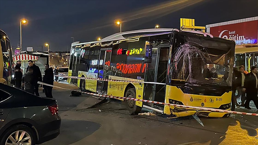 İETT otobüsü kontrolden çıktı: 1 ölü 5 yaralı